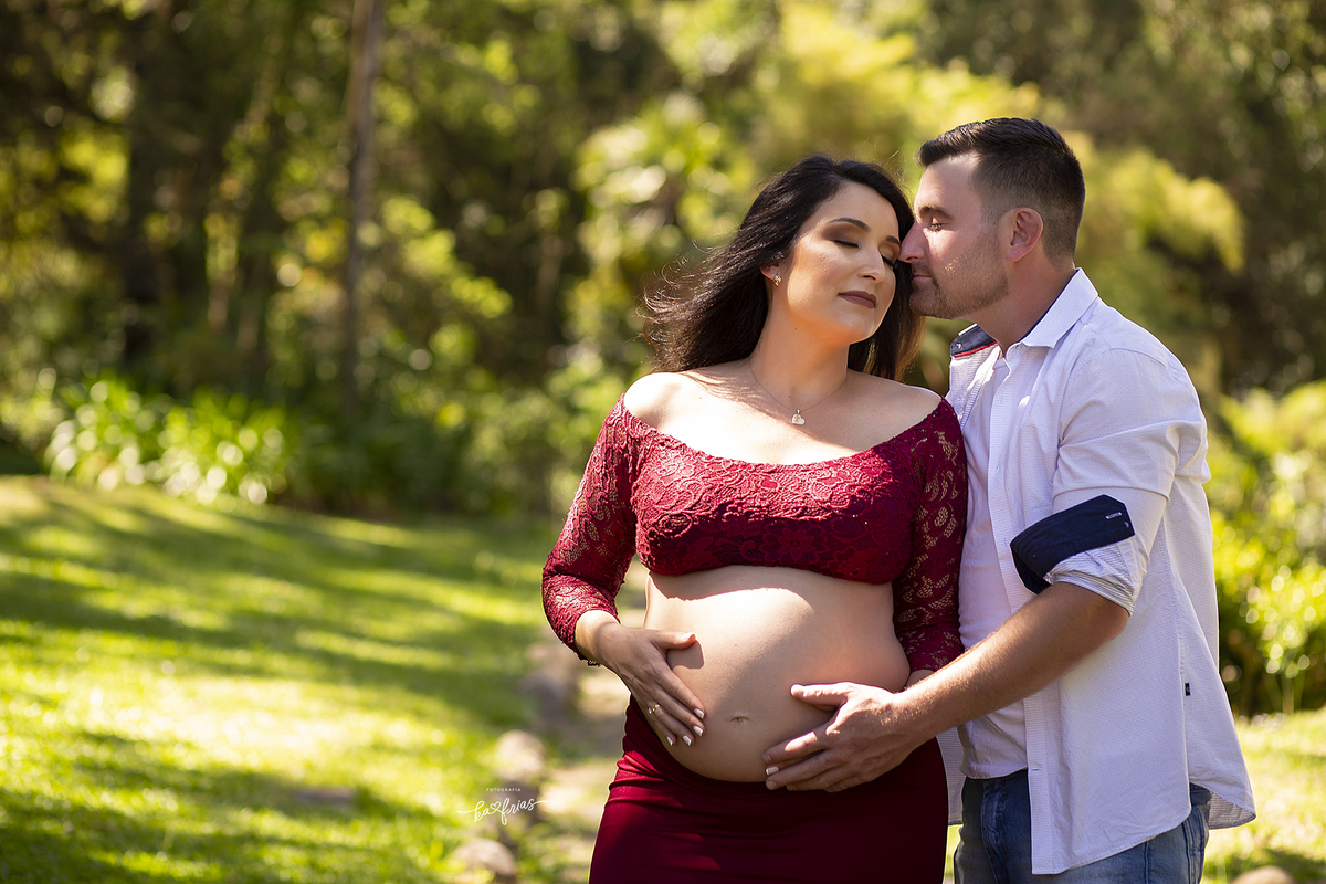 o pai abraça a gestante no ensaio externo