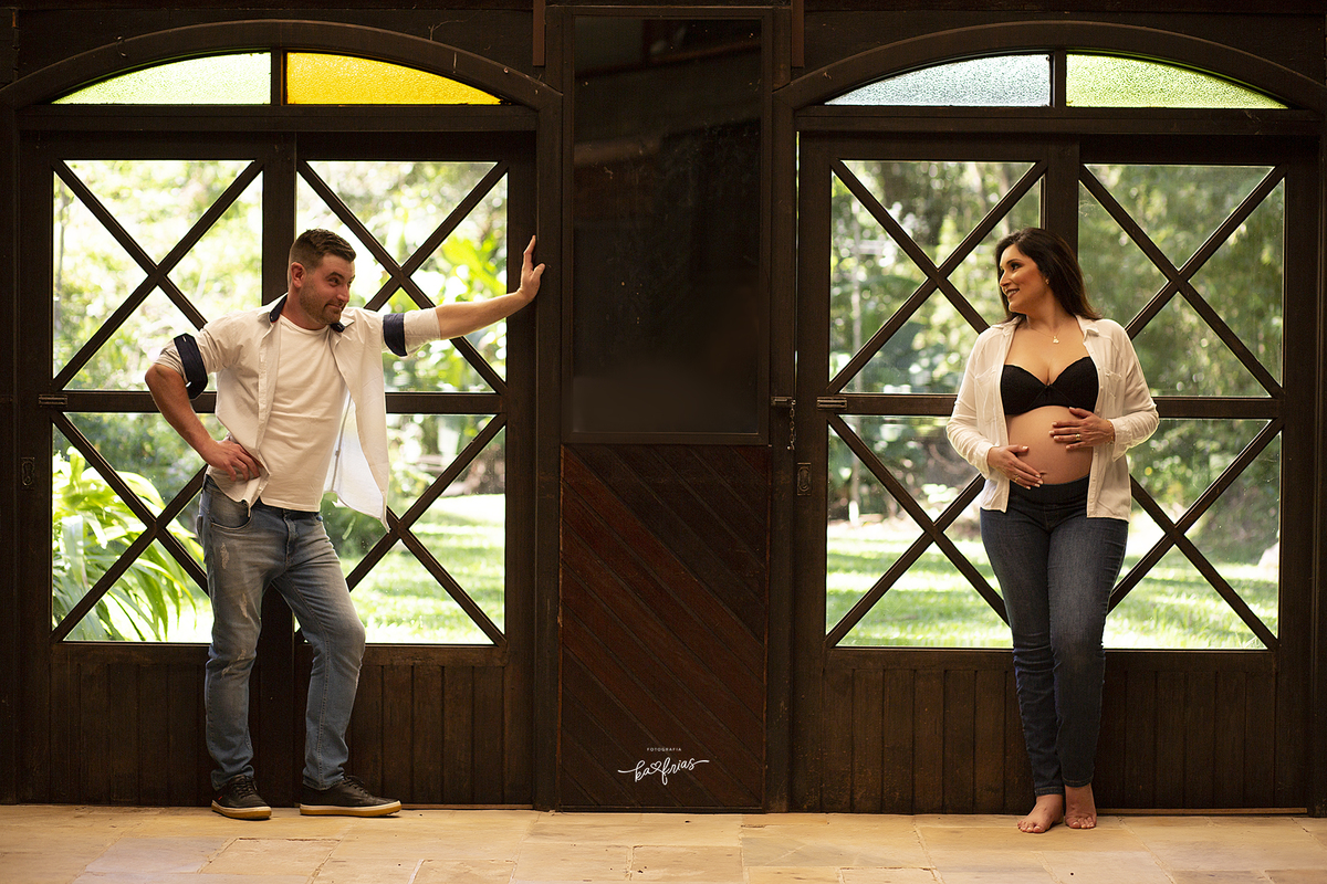 os pais se olham na sessão de fotos