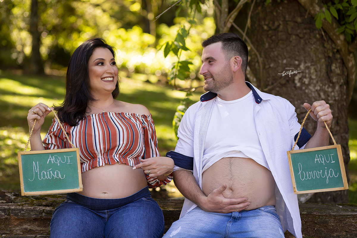 os pais se descontraem nas fotos externas de gestante