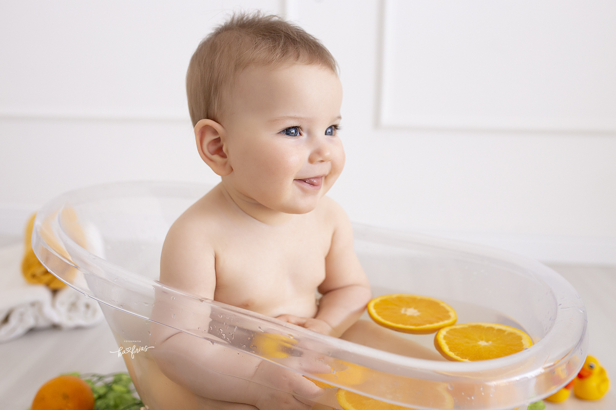 o menino mostra a lingua no acompanhamento mensal