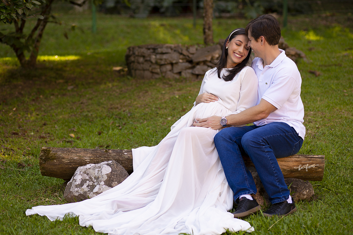 os pais brincam durante ensaio externo de gestante