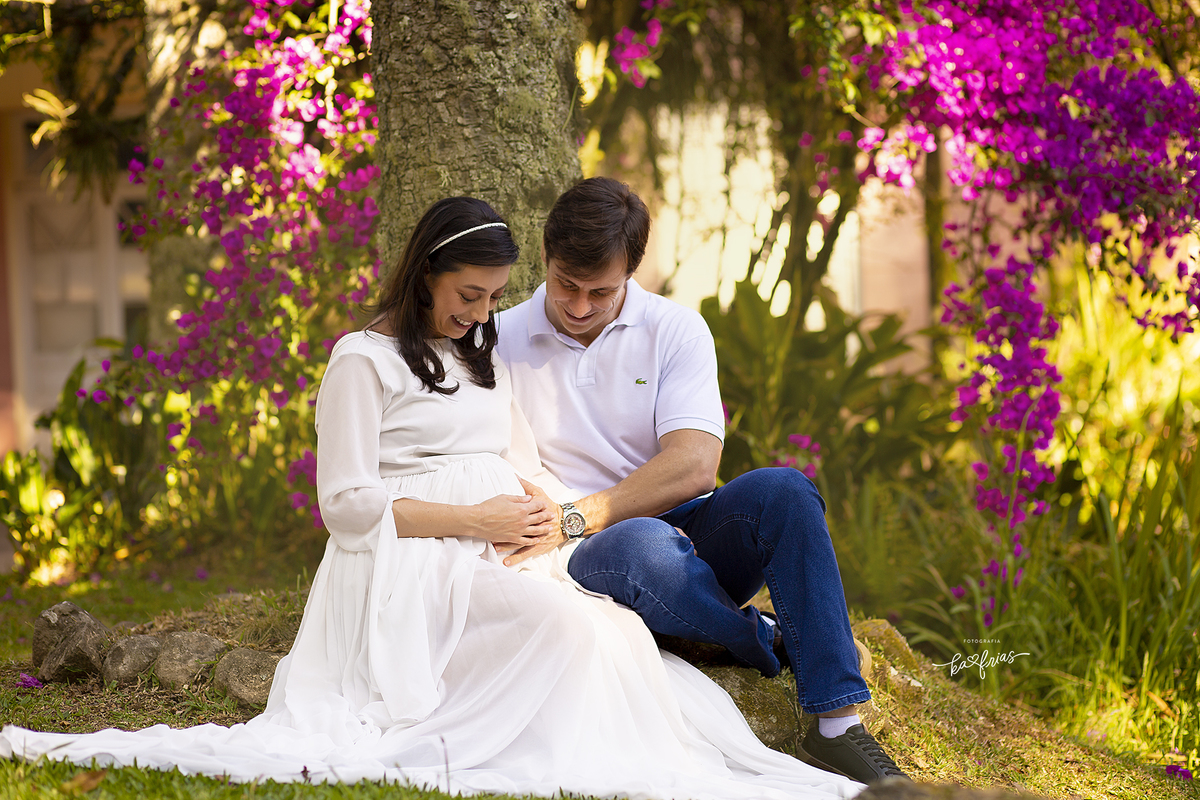 os modelos olham para a barriga da gestante