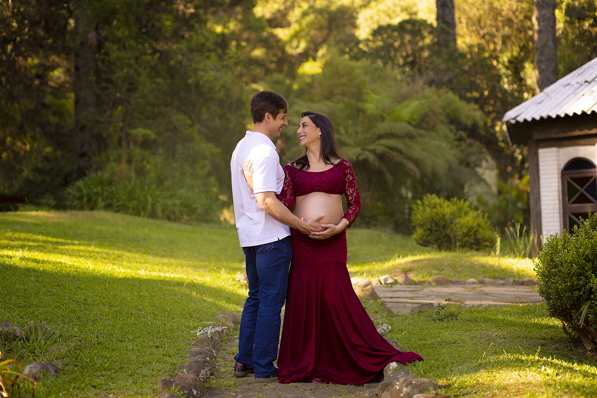 no ensaio de gestante externo, os pais se olham