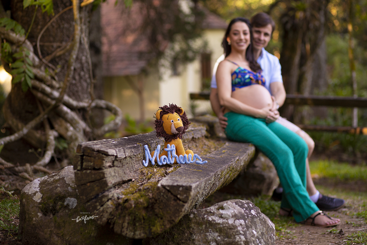 os pais olham a plaquinha de acessorio no ensaio