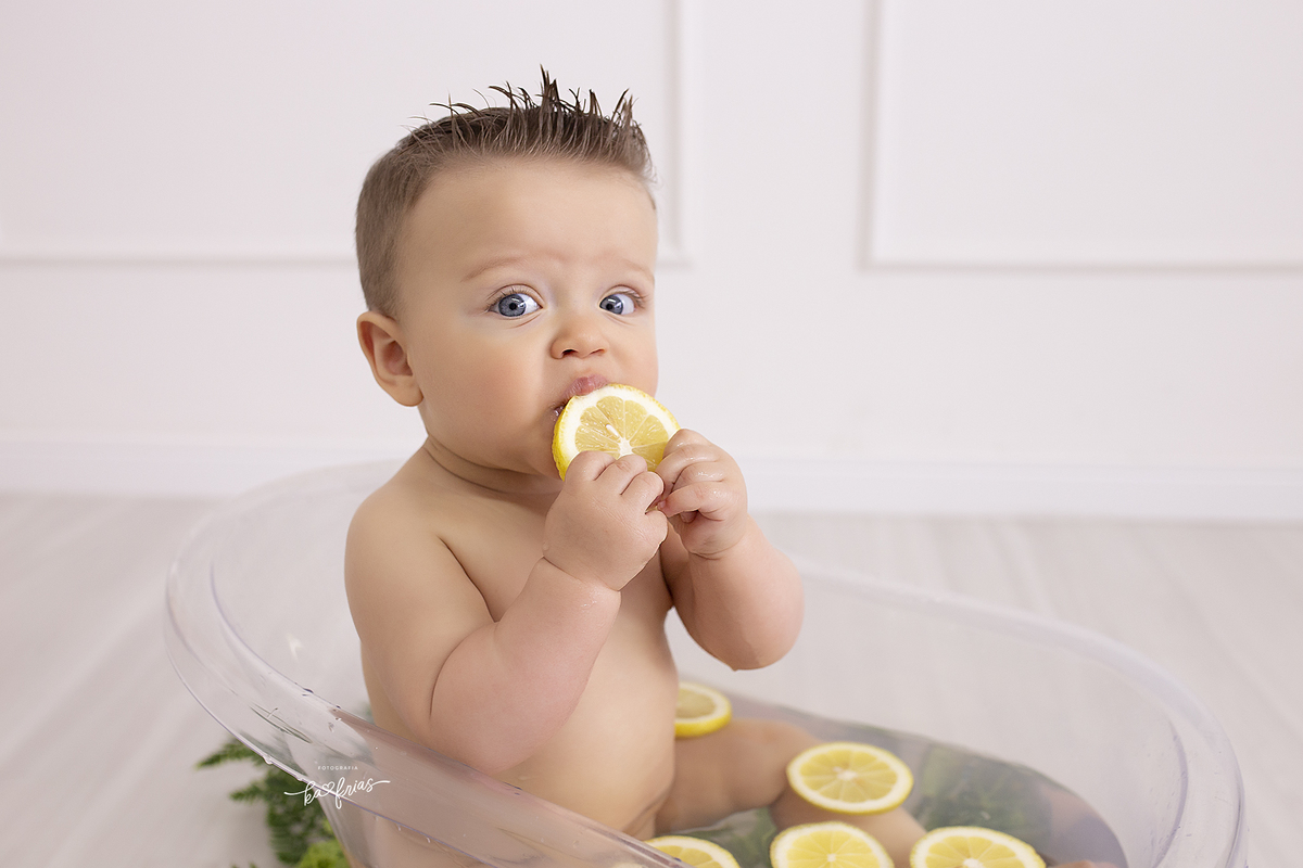 o bebe chupa limao no ensaio infantil