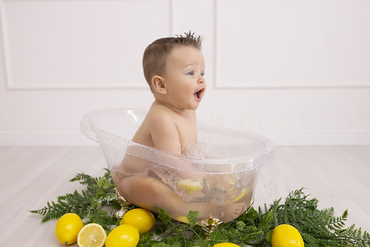 a criança brinca na agua durante sessão de fotos