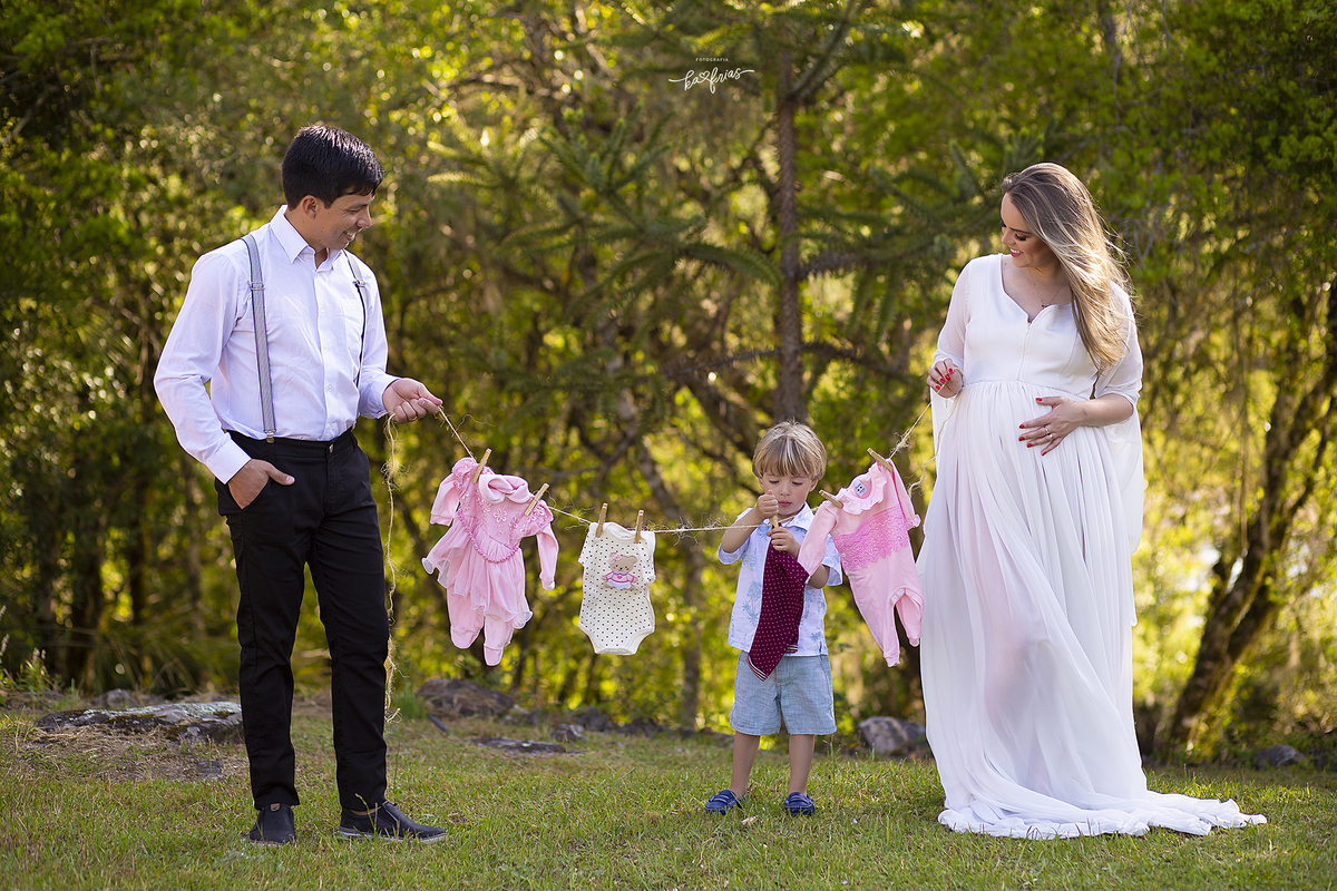os pais seguram o varal que levamos como acessorio na sessão de fotos