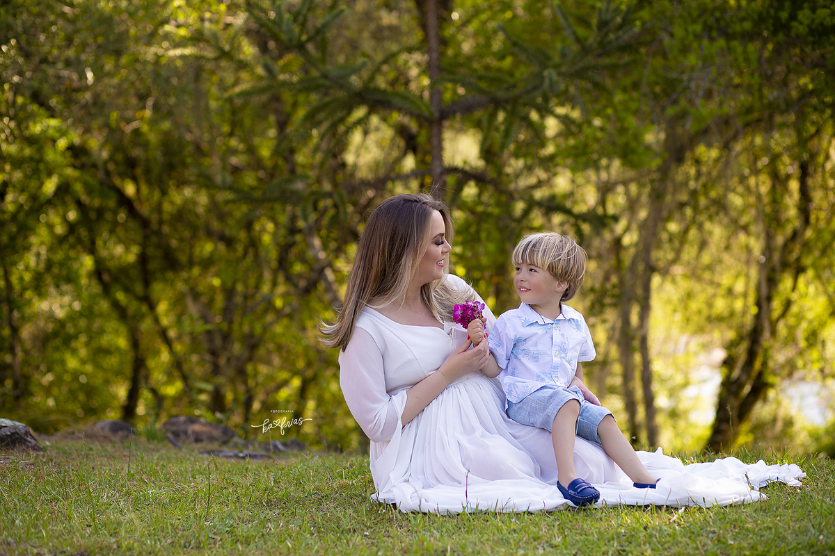 a mae segura o filho mais novo no colo para as fotos externas