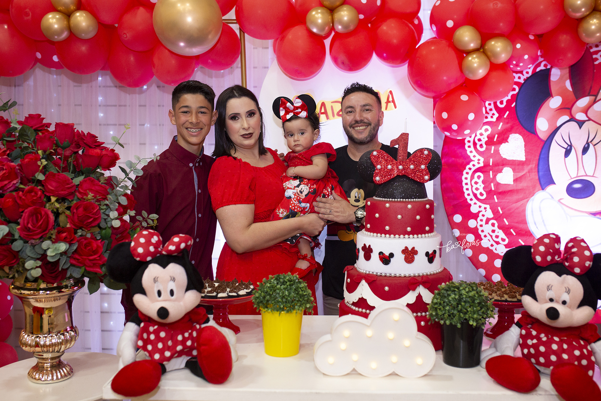 a familia posa na mesa de aniversario