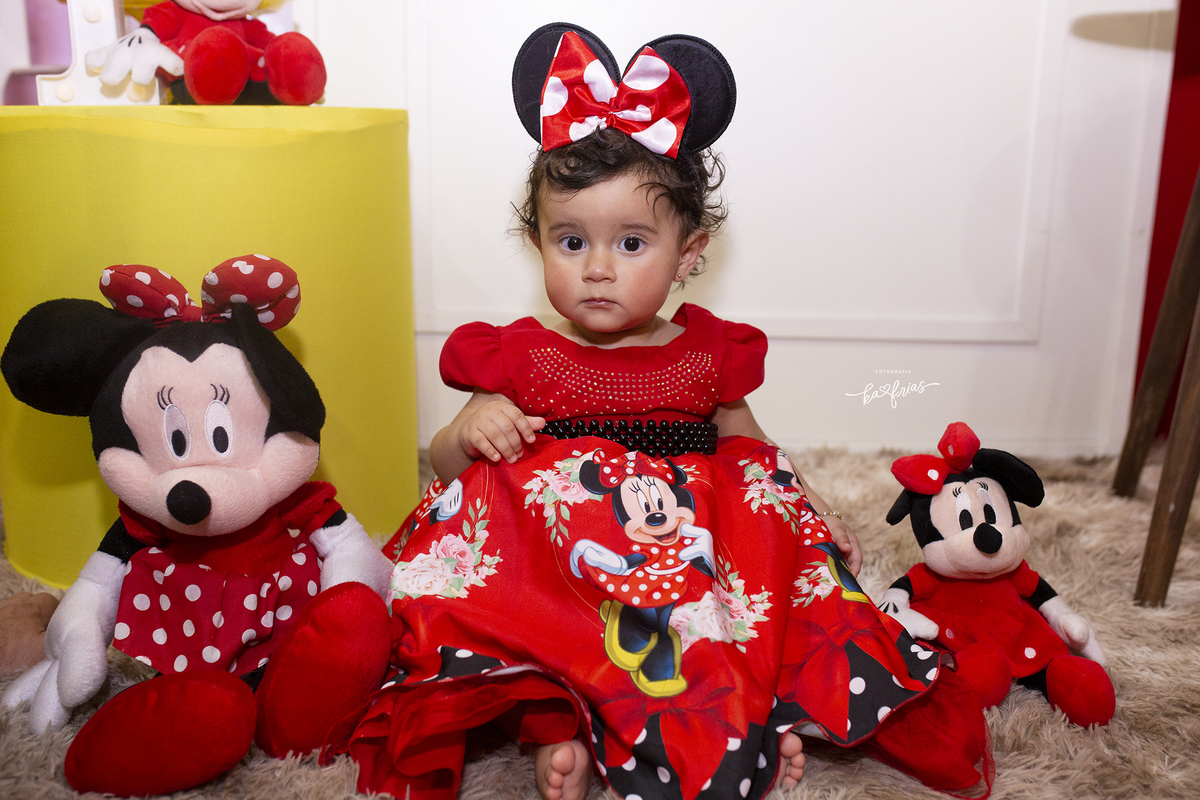 a bebe esta vestida de minie nas fotos de aniversário