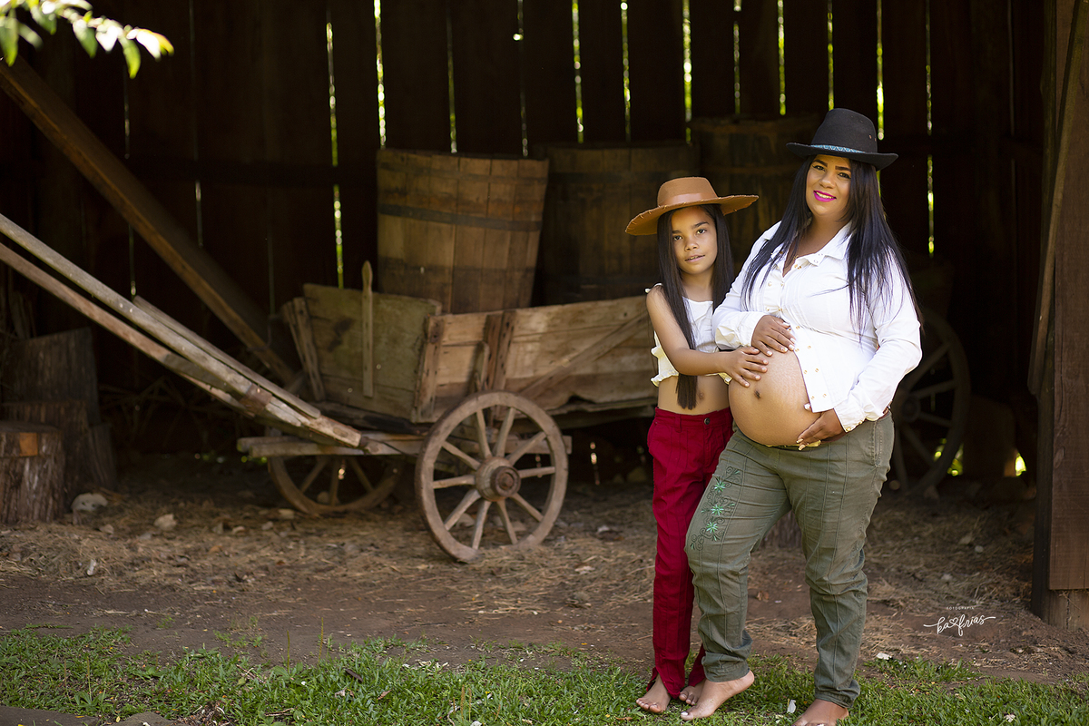 mae e filha posam no ensaio de gestante