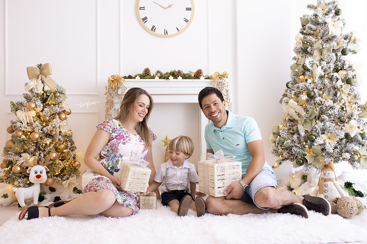 a familia troca presentes nas fotos de natal 2022