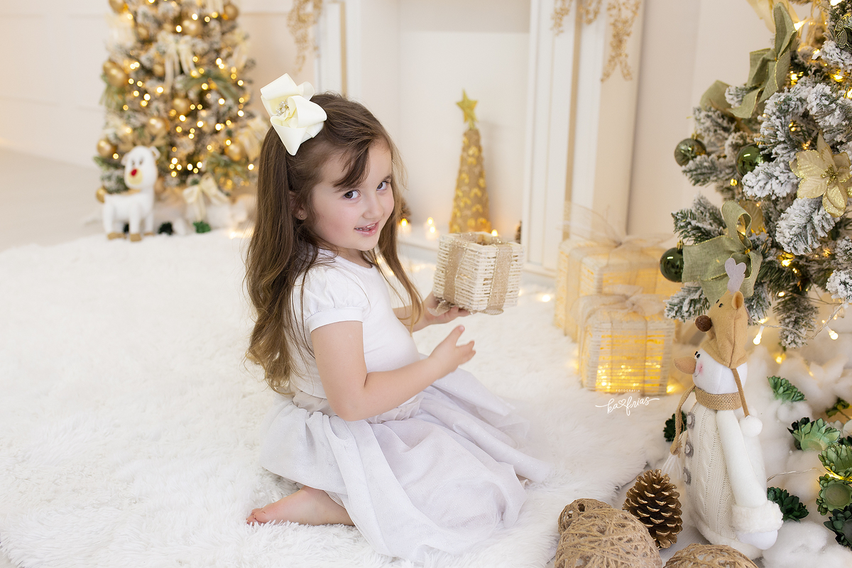 A menina olha para a fotografa de familia de caxias do sul-rs