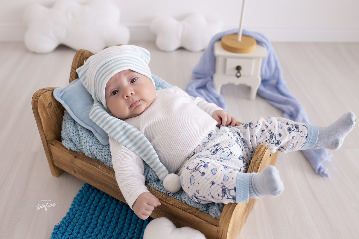 no acompanhamento mensal o bebe olha para a fotografa de caxias do sul, ka frias