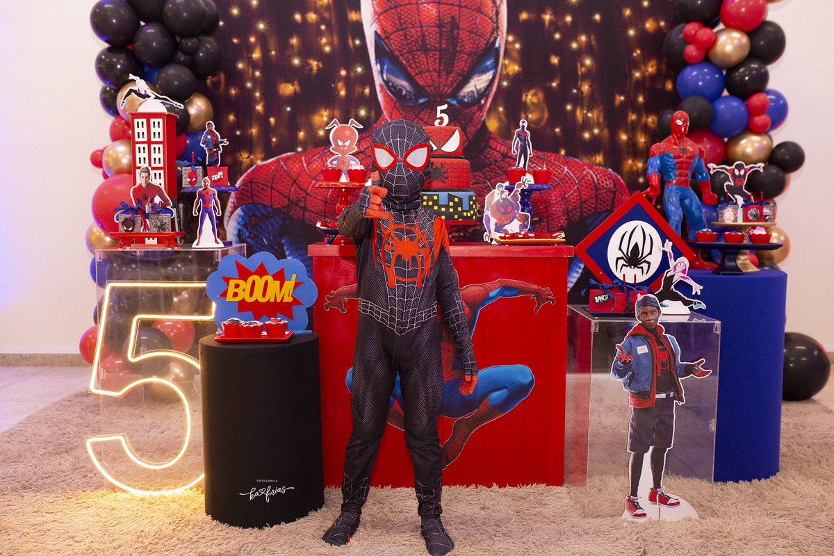 no aniversario infantil a criança estava de homem aranha