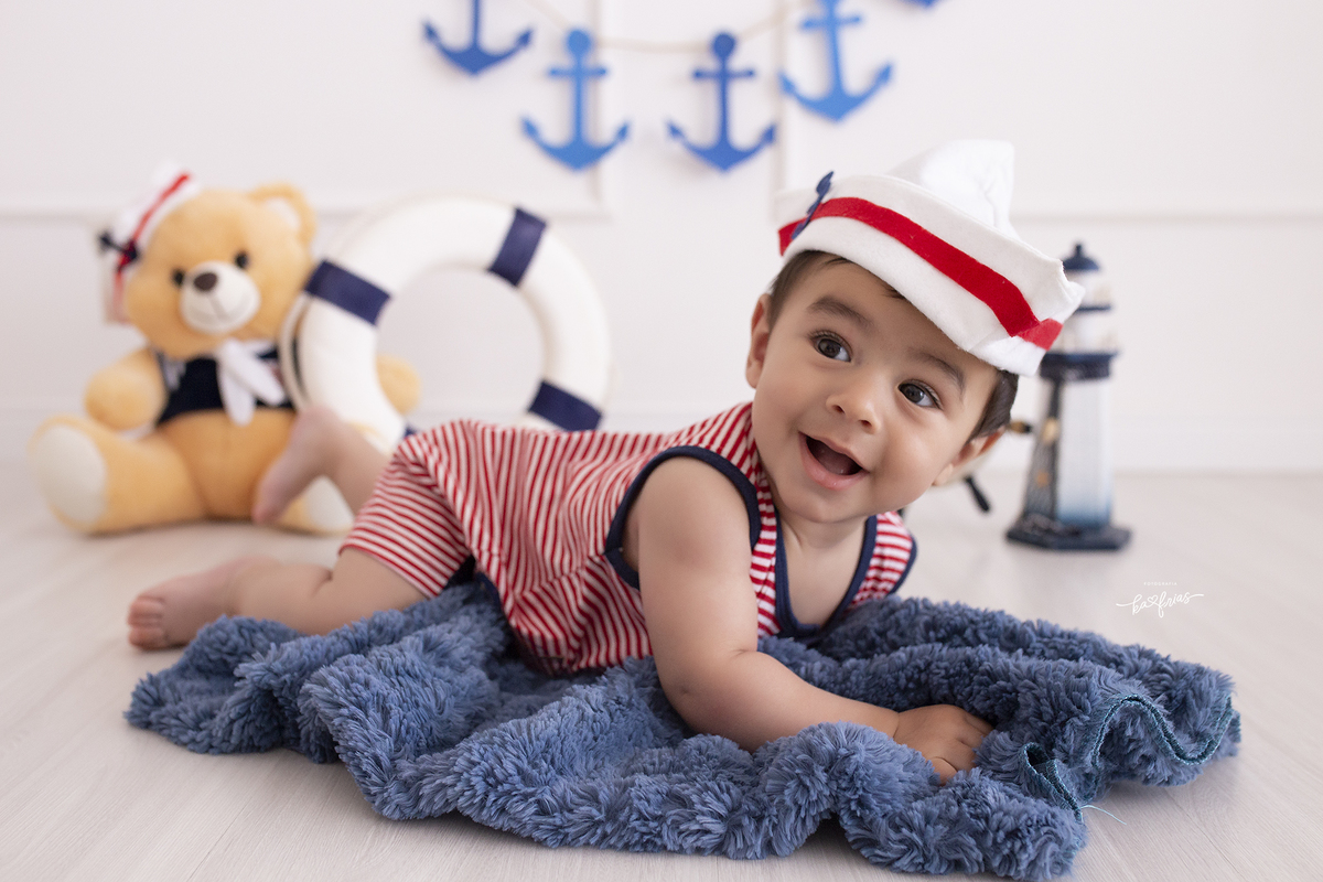 no ensaio infantil o bebe esta de marinheiro
