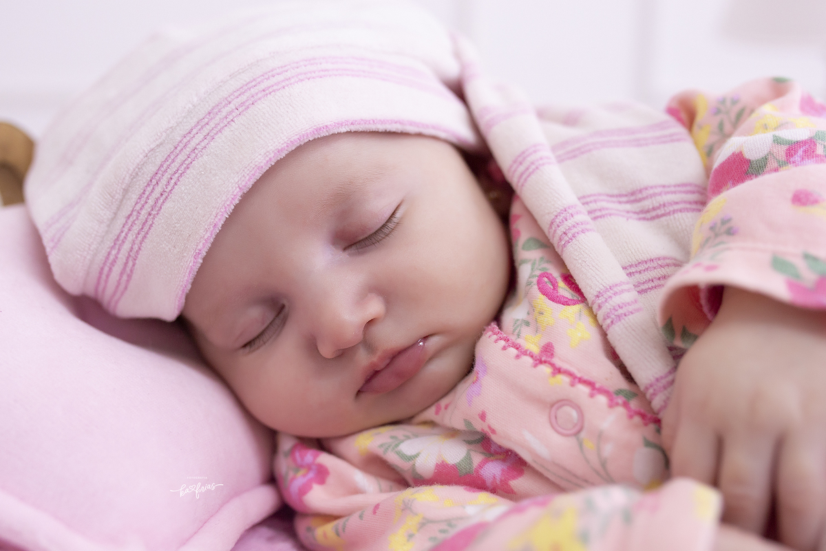 a menina dorme durante ensaio infantil