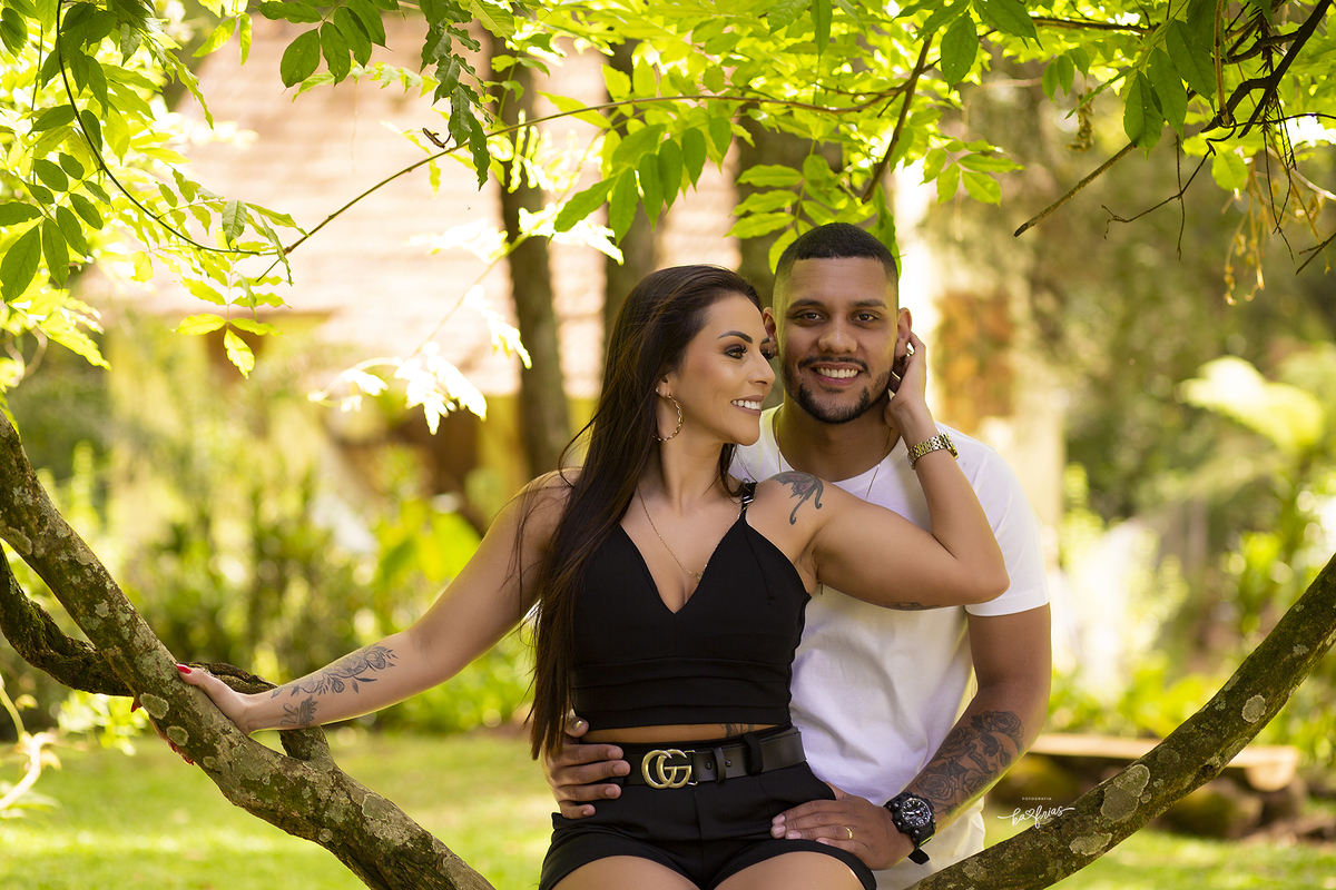 a mulher abraça o marido no book de casal