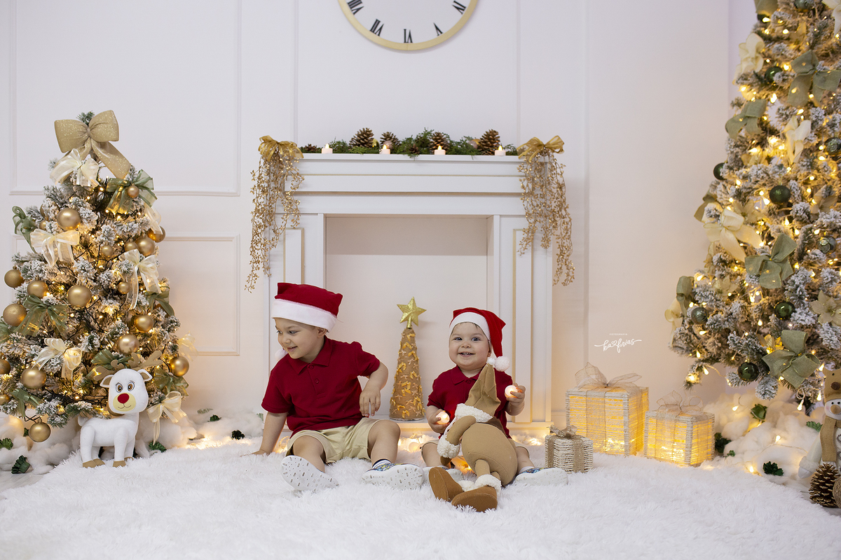 as crianças brincam no ensaio de natal 2022