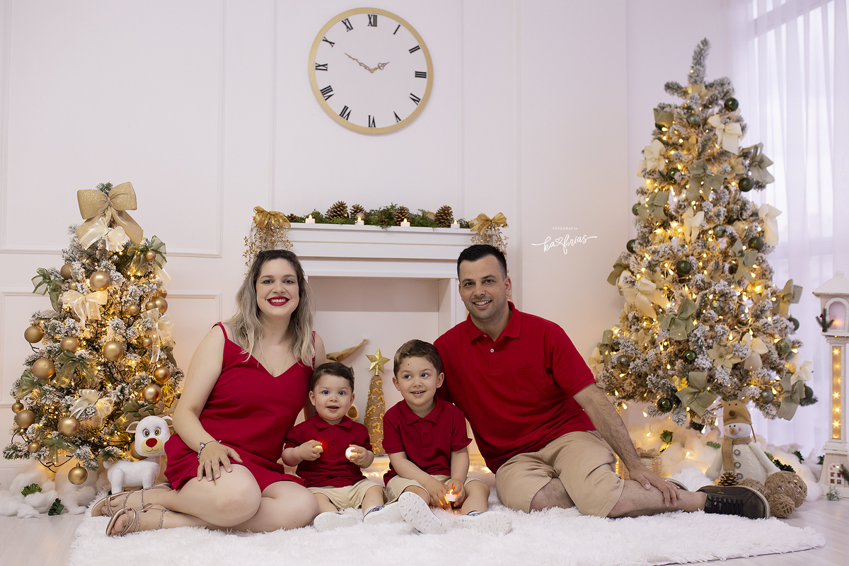 a familia posa na sessão de fotos de natal