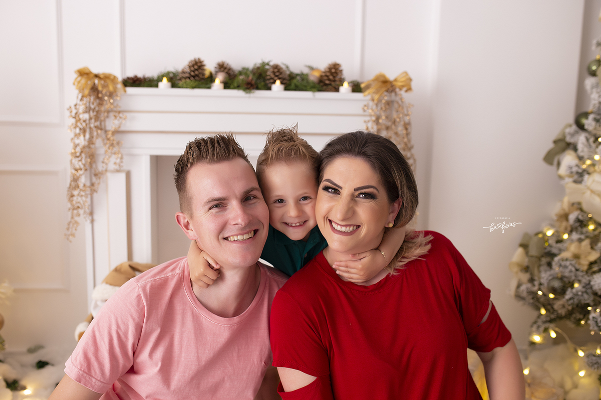 a criança abraça os pais na sessão de fotos