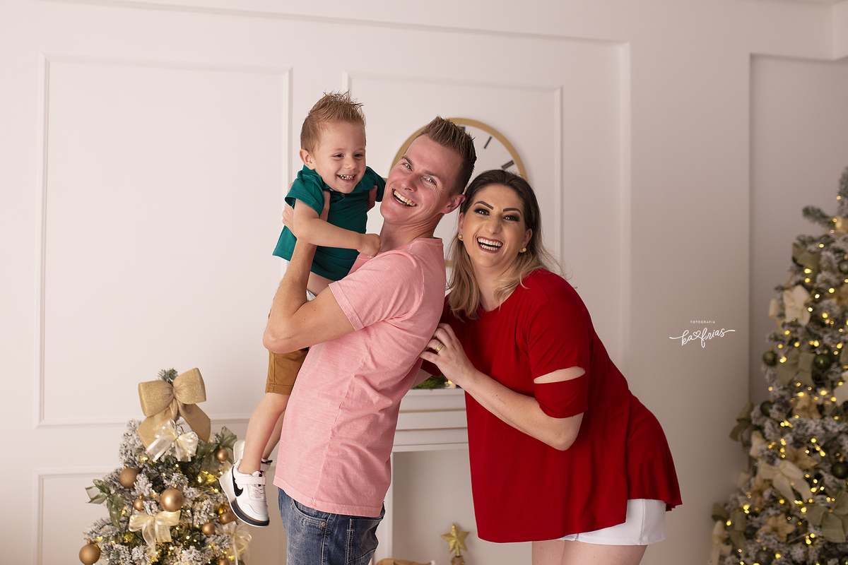 a familia brinca durante ensaio de natal