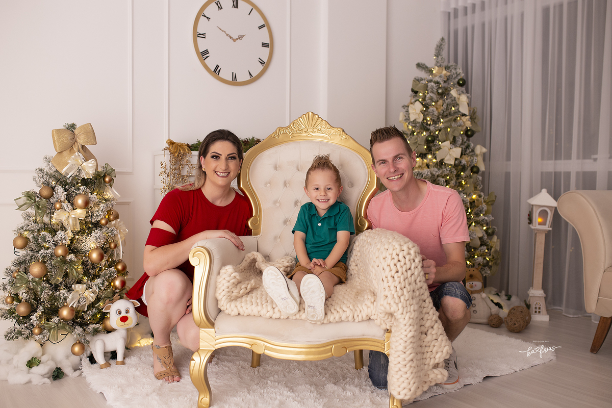 a familia olha para a fotografa de natal de caxias do sul, ka frias