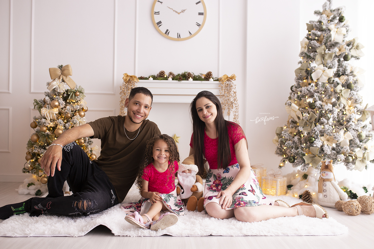 a familia sorri no ensaio de naral