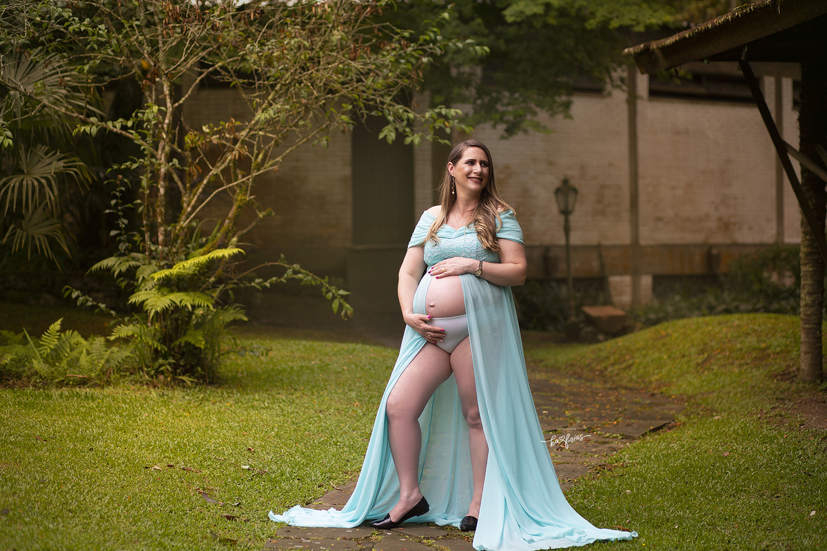 a gestante sorri no book externo