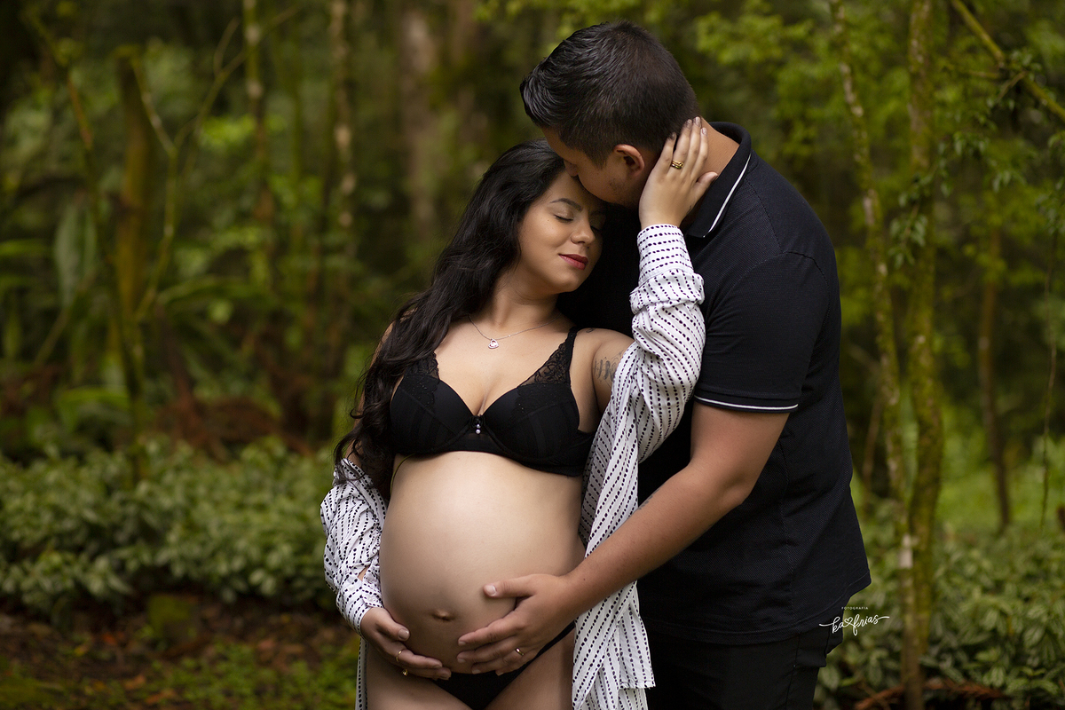 os modelos se abraçam no book de gestante