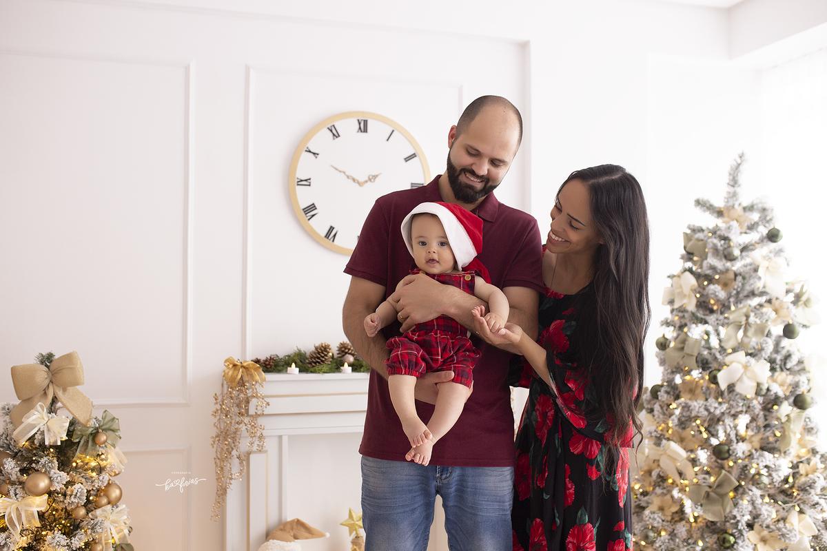 a familia brinca com o bebe no ensaio de natal