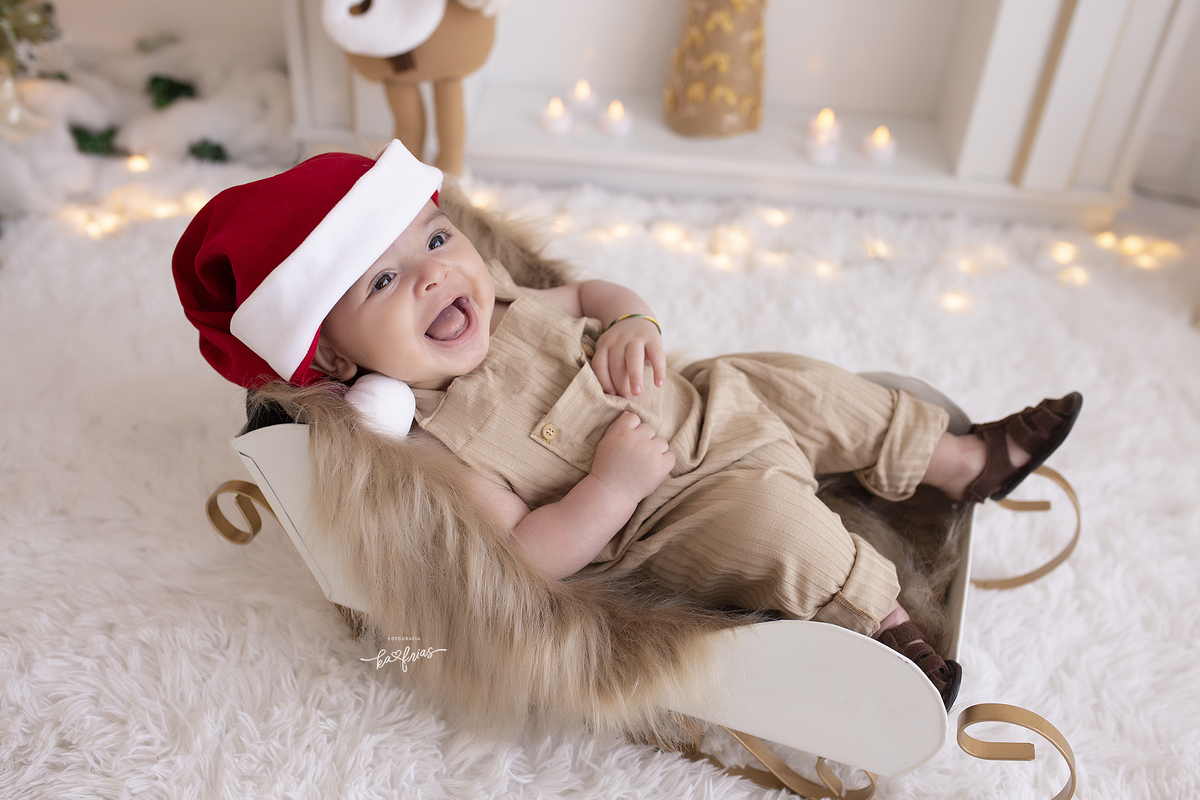 o menino sorri para a fotografa de bebes de caxias do sul, ka frias