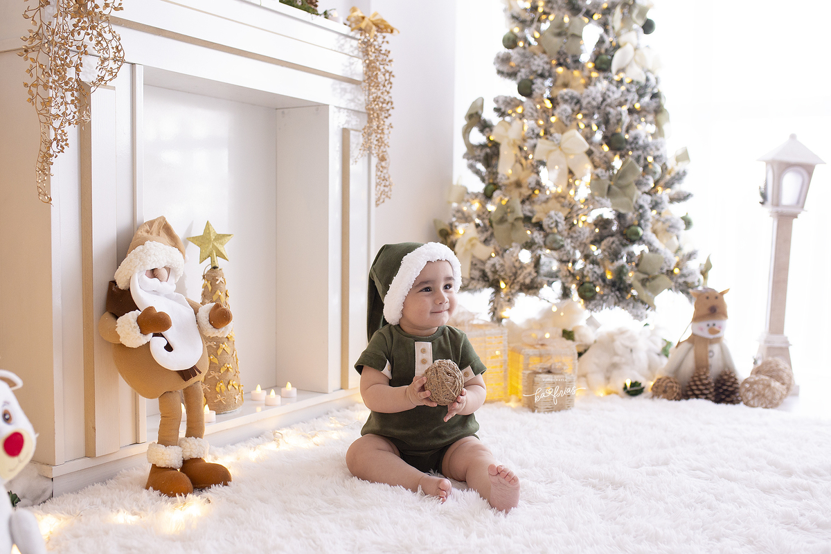 o menino segura a bola no ensaio de natal