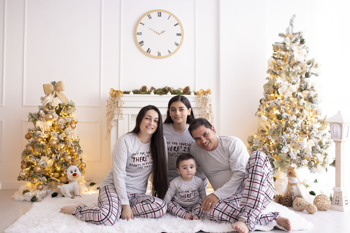 a familia esta de pijamas para a sessão de natal em caxias do sul-rs