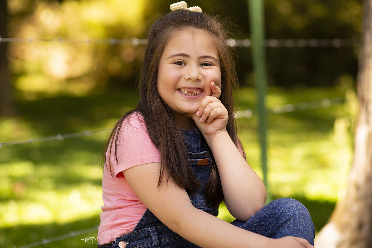 no ensaio externo a menina sorri