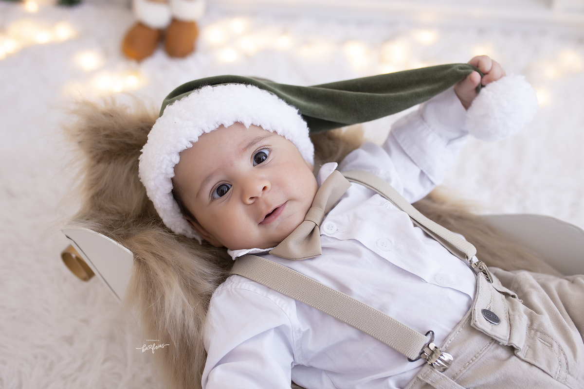 no ensaio de natal o bebe puxa a touca