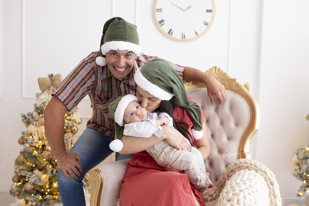 a mae beija o filho para as fotos de natal