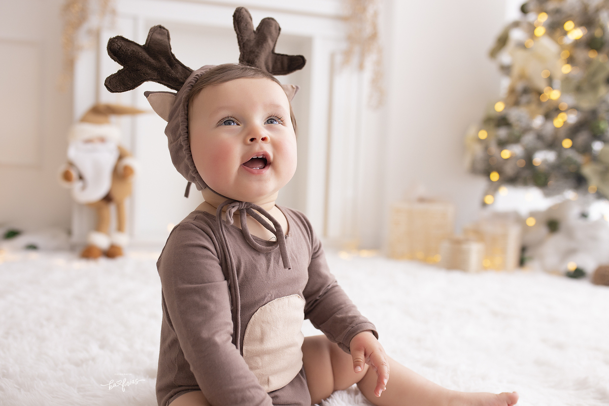 no ensaio de natal a criança esta vestida de rena