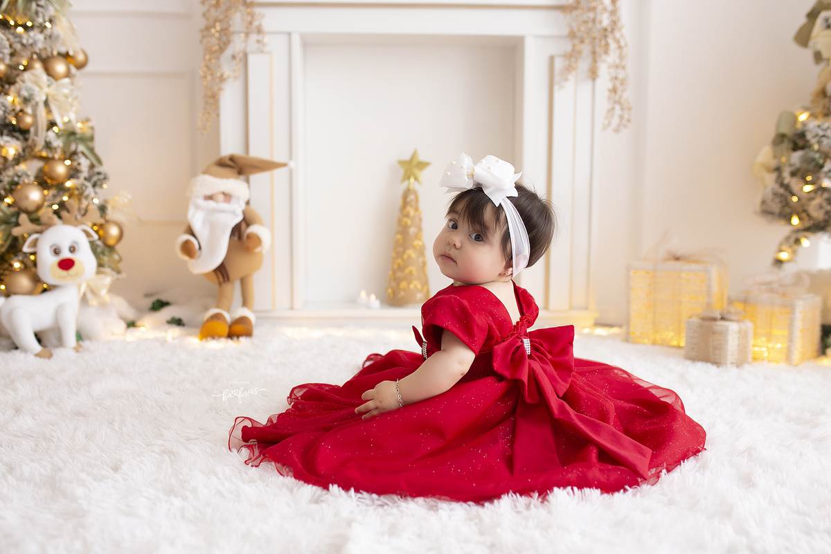 a menina posa para o ensaio de natal 2022