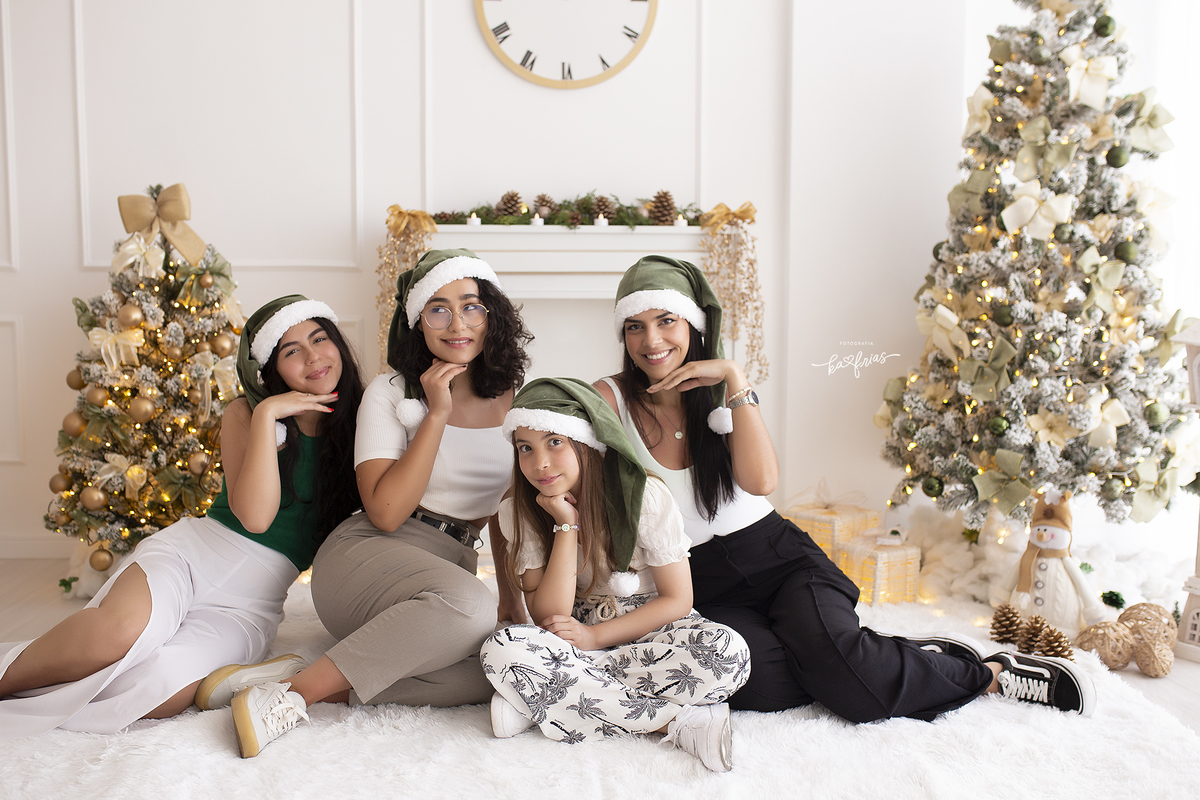 as irmas sorriem na foto de natal