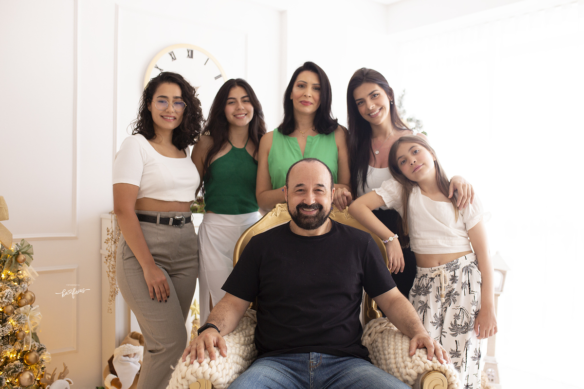 o pai fica sentado ao lado das mulheres