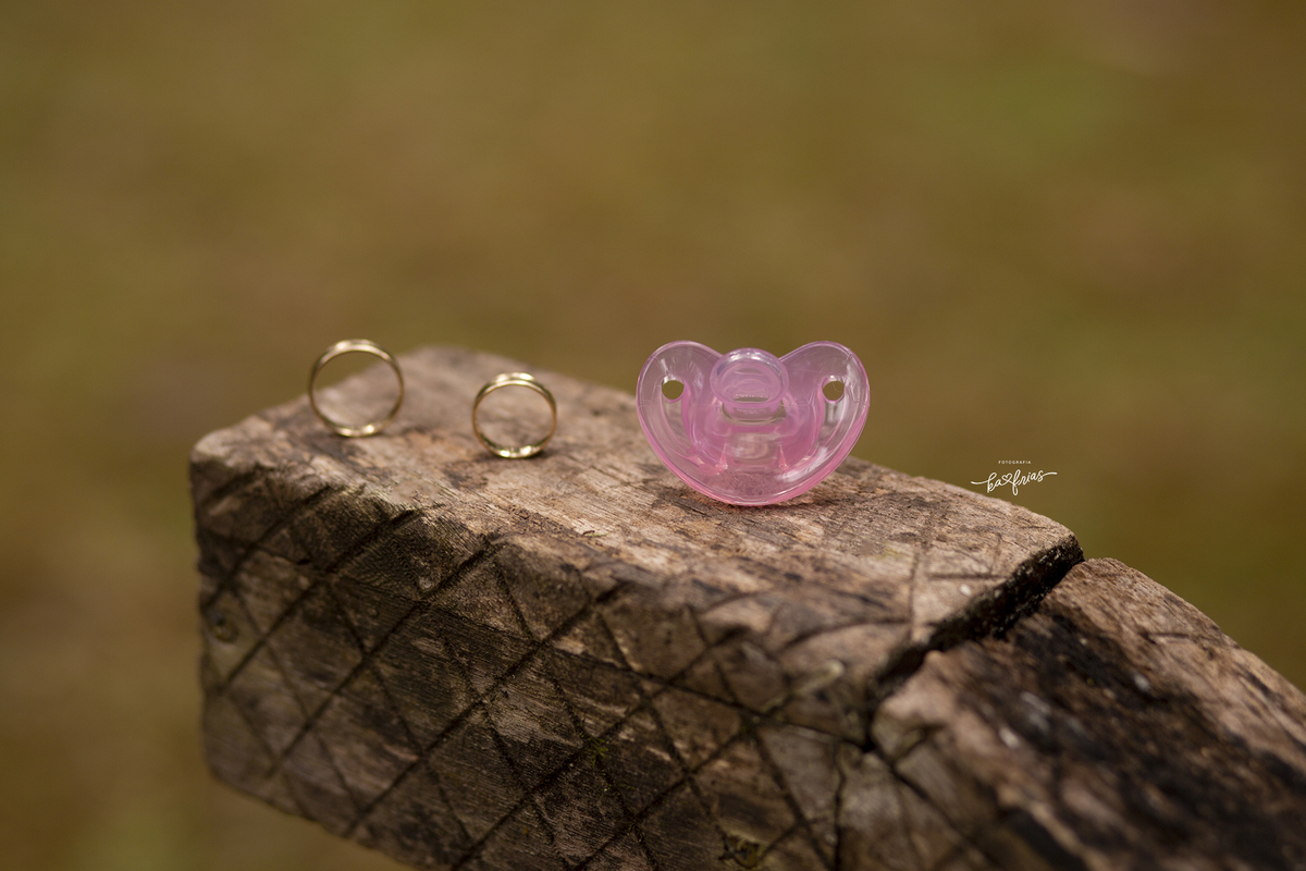 usamos as alianças e o bico para as fotos de gestante