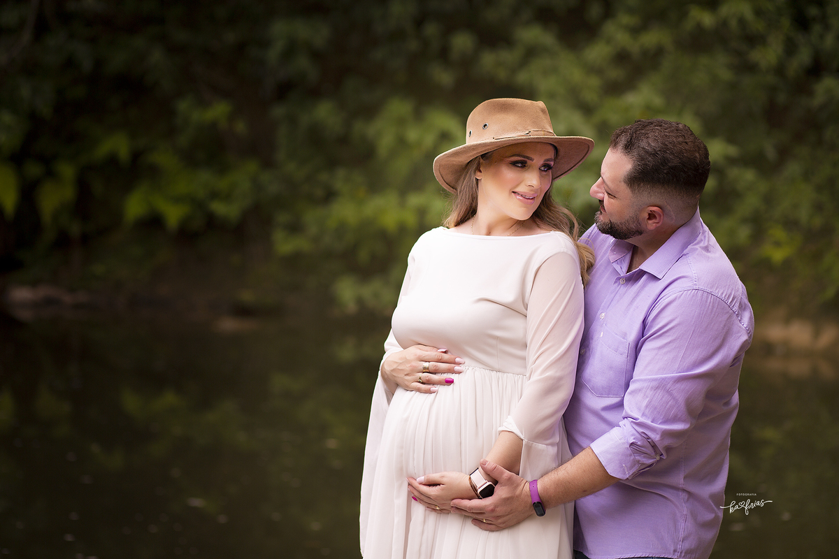 os pais se olham nas fotos de gestante