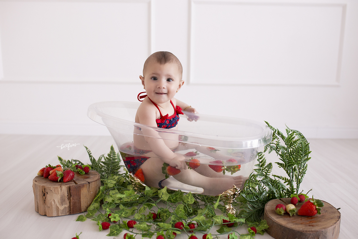 a bebe brinca na agua no ensaio infantil 