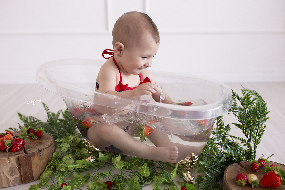a agua sai da banheira no ensaio de acompanhamento mensal