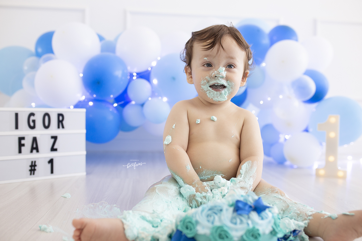 o bebe se suja com o bolo no ensaio smash