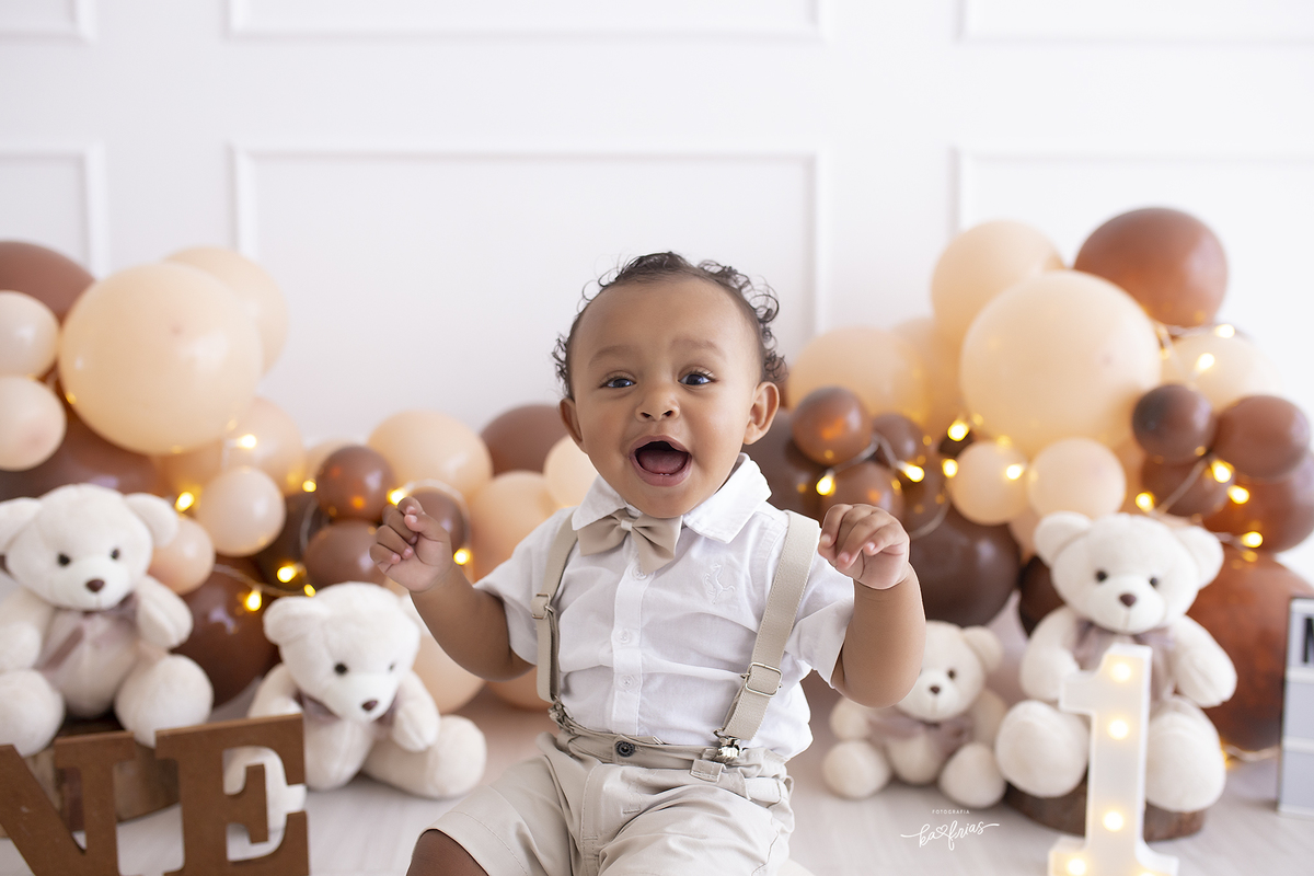 o menino sorri no ensaio em estudio