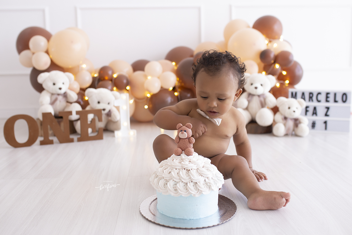o bebe poe o pe no bolo durante ensaio