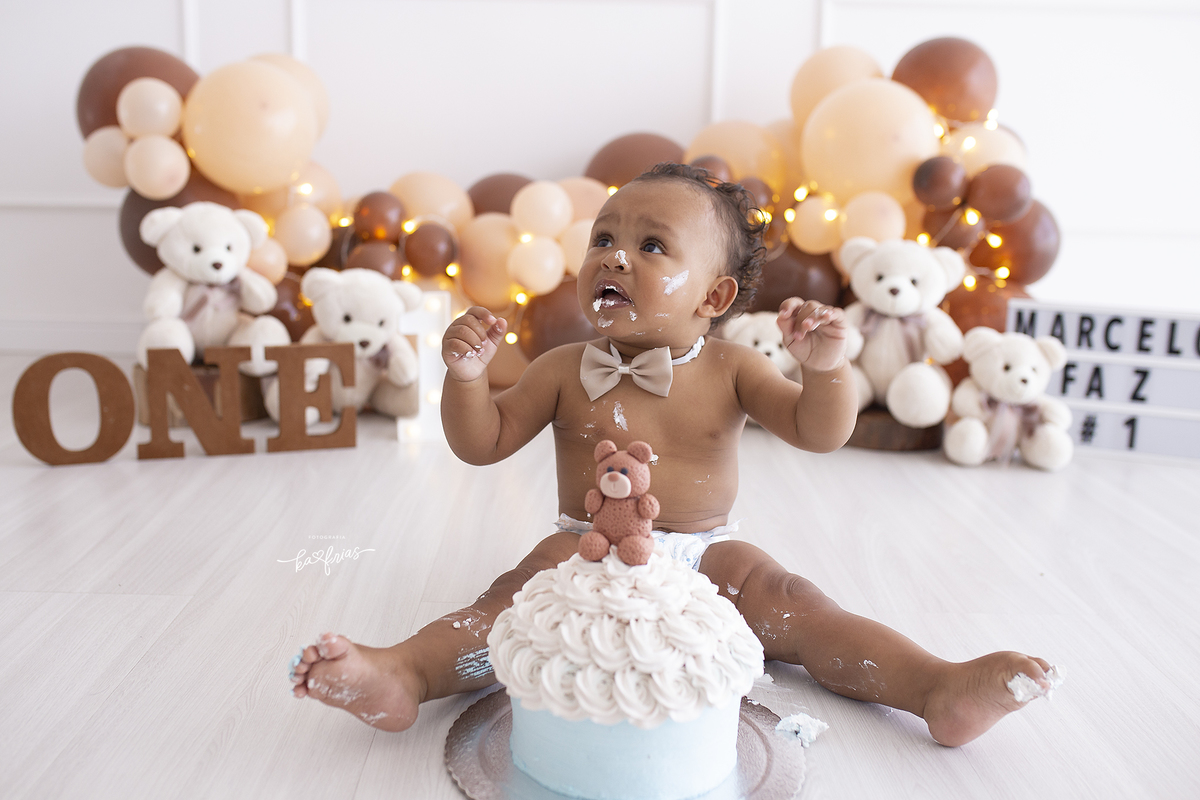 o menino se lambuza com o bolo