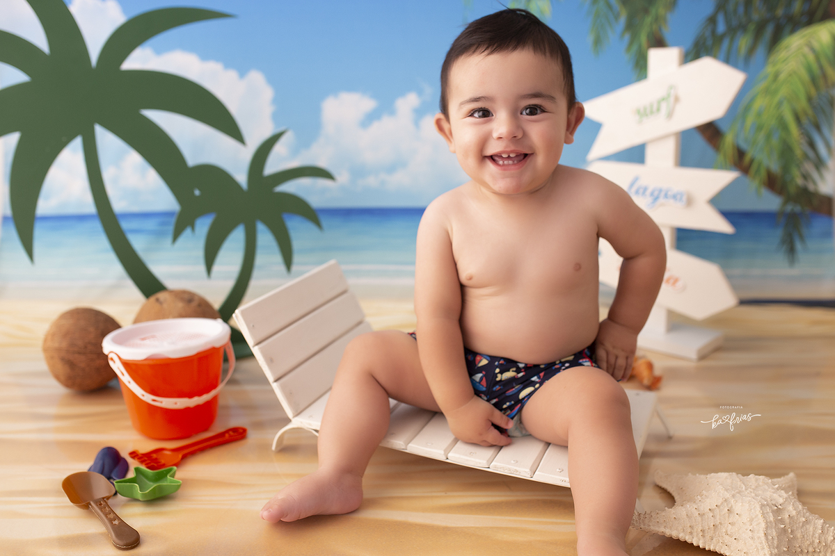 o bebe sorri no ensaio de praia